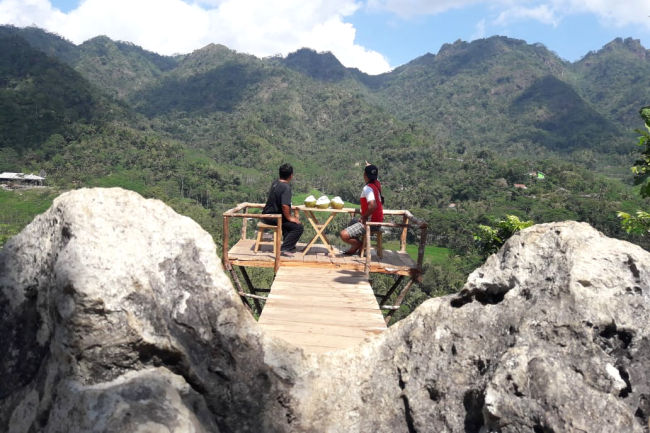 Puncak Marmer Merah Menoreh, Spot Menantang di Bukit Batu Langka Dunia | Lifestyle - Gatra